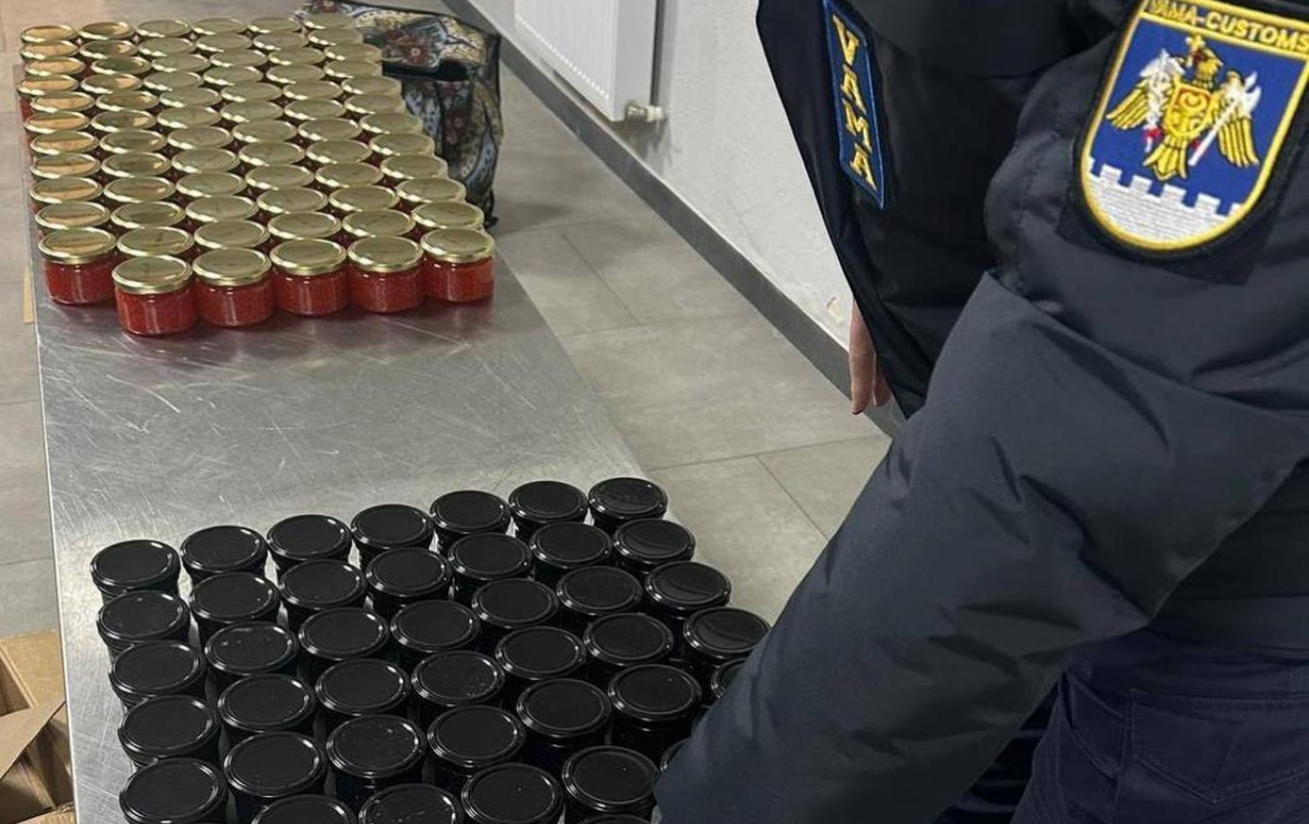 На таможне в Скулянах у водителя изъяли 116 банок красной и чёрной икры без документов