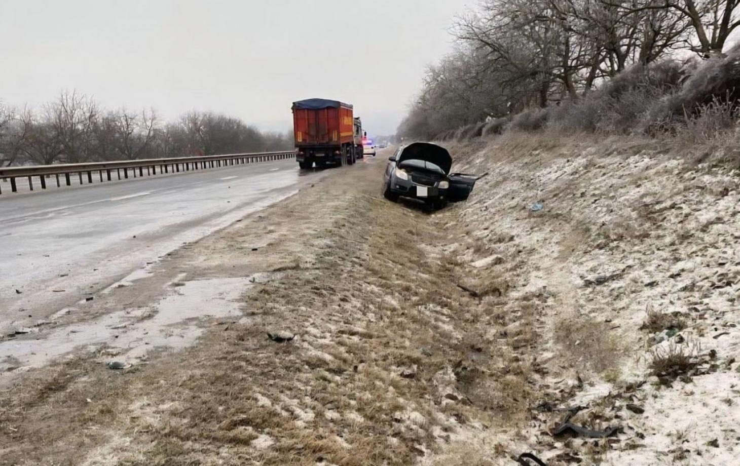 Смертельная авария в Пересечино: Skoda столкнулась с грузовиком и вылетела с трассы