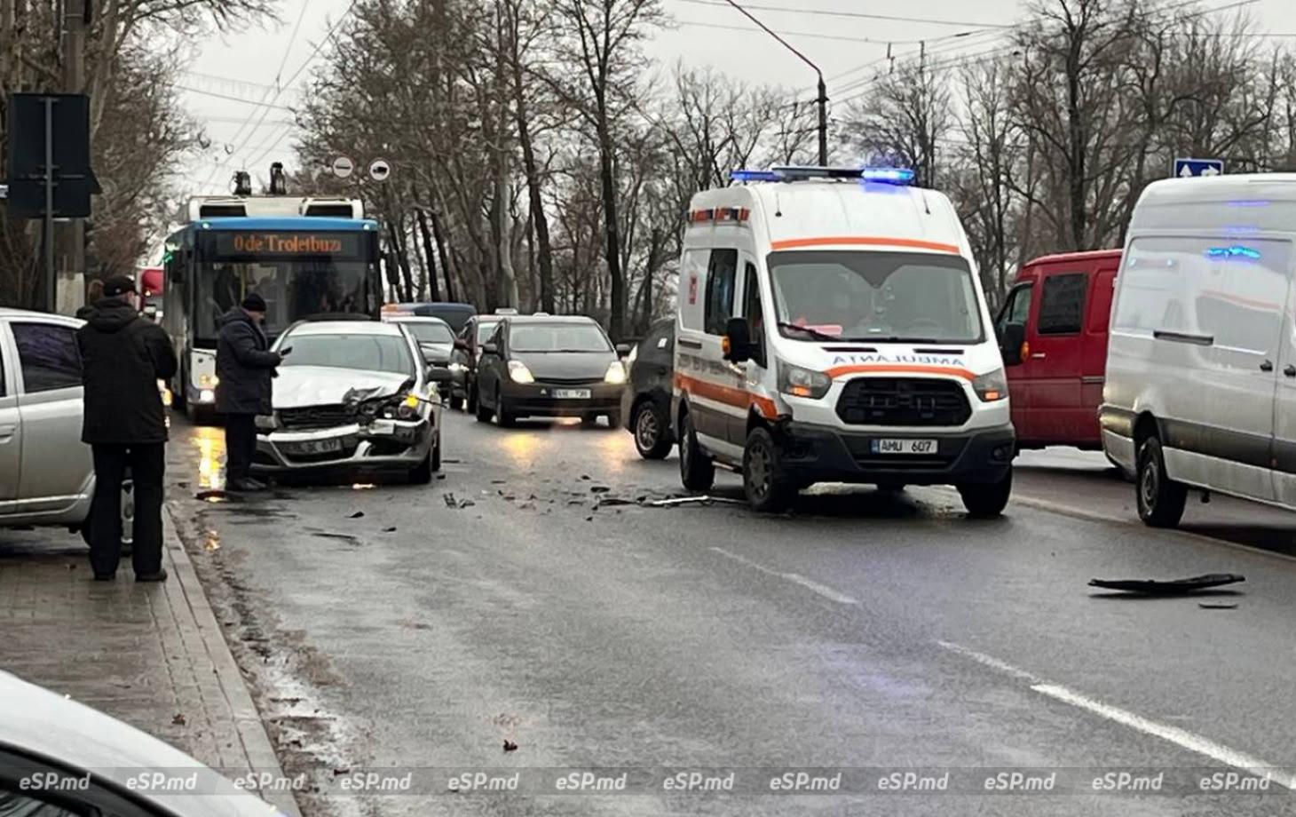 В Бельцах у больницы легковушка врезалась в машину скорой помощи