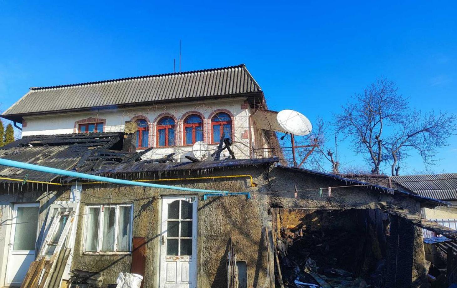 В Бельцах во дворе частного дома случился пожар: загорелась пристройка