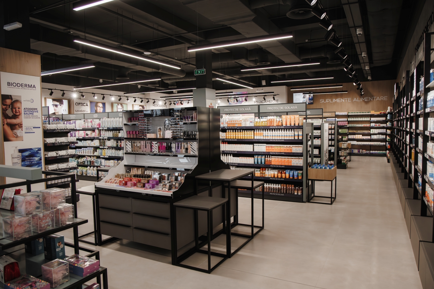 Новый филиал гипераптеки DITA в ТЦ Evimall в Бельцах Интерьер гипераптеки DITA в Бельцах с открытыми стеллажами, зоной косметики и самообслуживанием