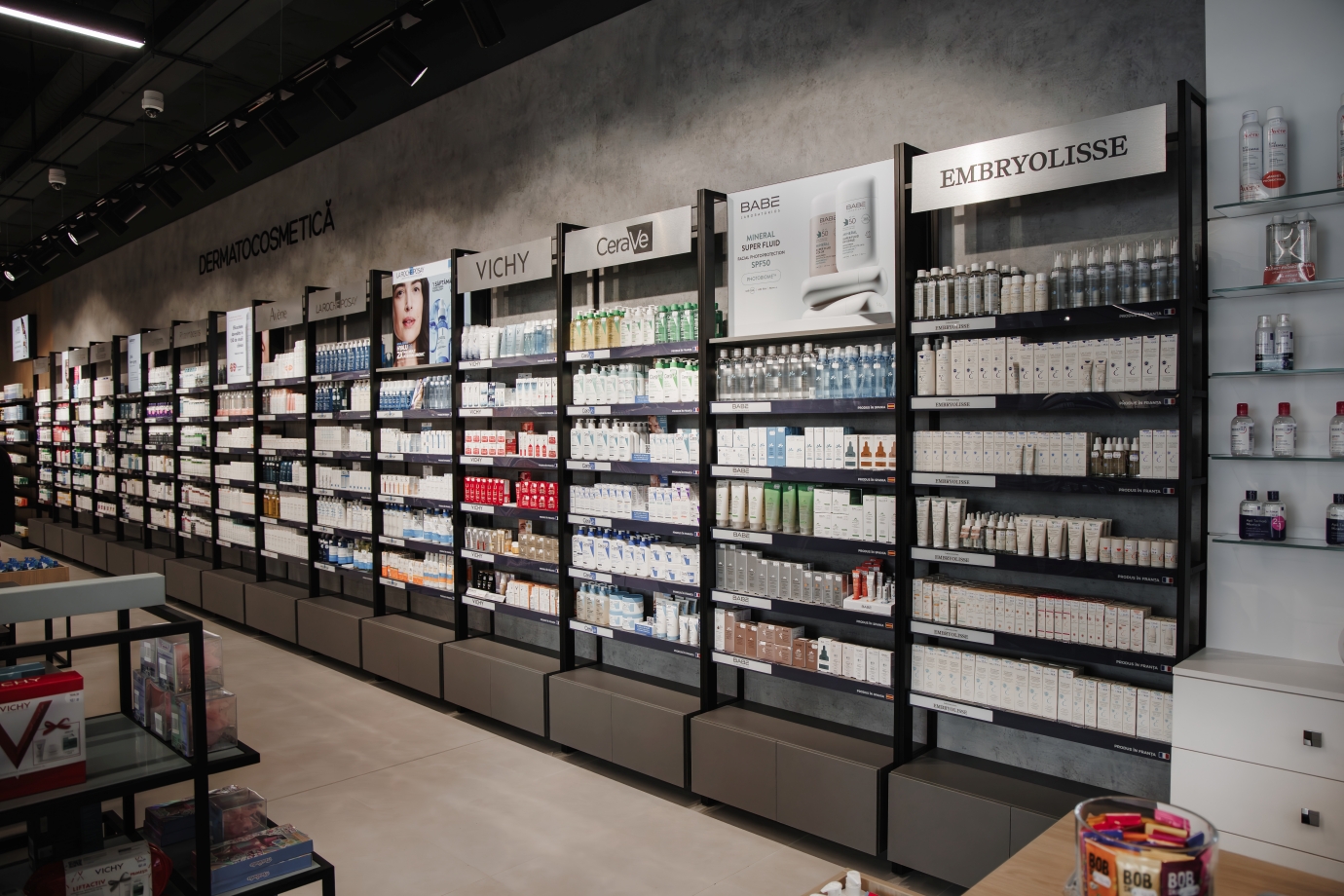 Зона дерматокосметики в гипераптеке DITA в ТЦ Evimall в Бельцах Стенд с дерматокосметикой известных брендов в гипераптеке DITA в Бельцах