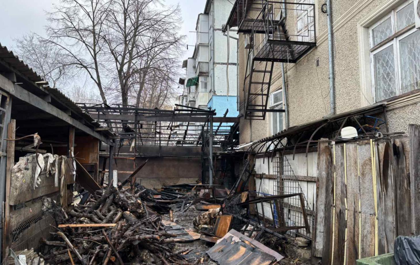 В Бельцах загорелась пристройка рядом с жилым домом на бульваре Эминеску