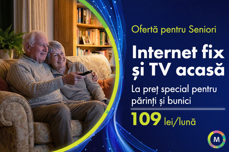 Cuplu de seniori stând pe canapea și urmărind televizorul acasă, promovând oferta Moldtelecom de internet fix și TV la 109 lei pe lună