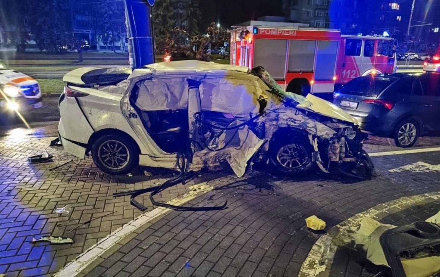 В Кишинёве Mercedes врезался в такси: двоих увезли в больницу