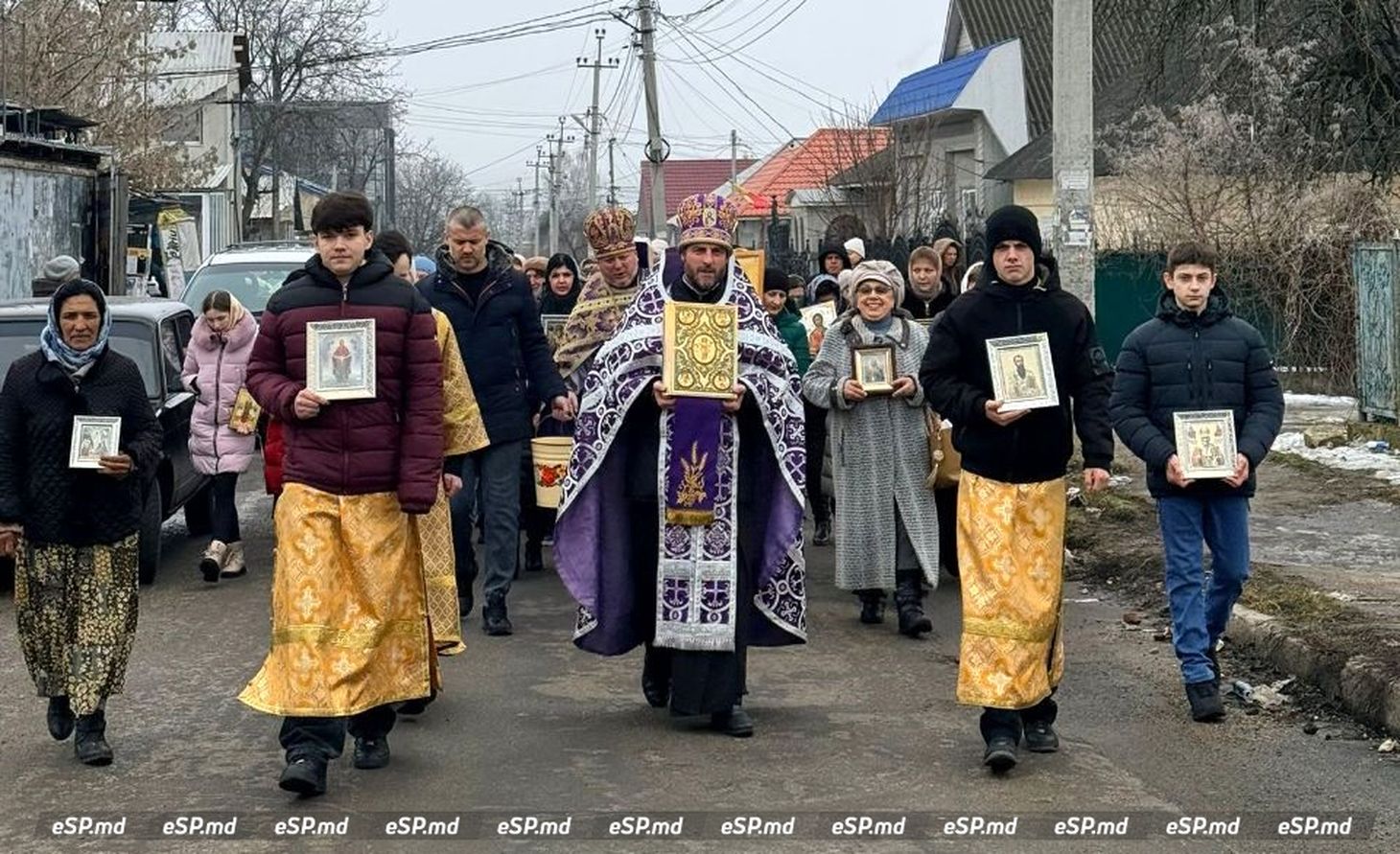 Крестный ход с иконами в Единцах