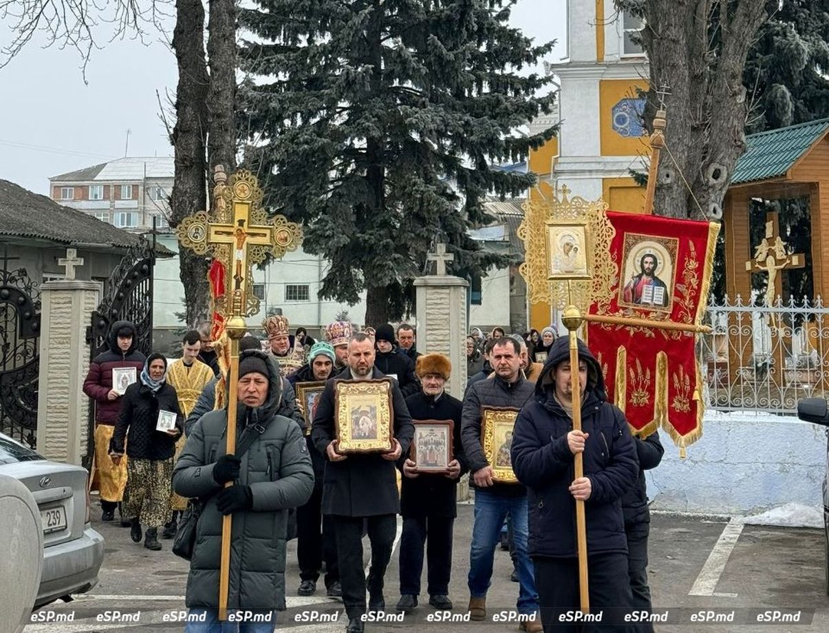 Крестный ход с иконами в Единцах
