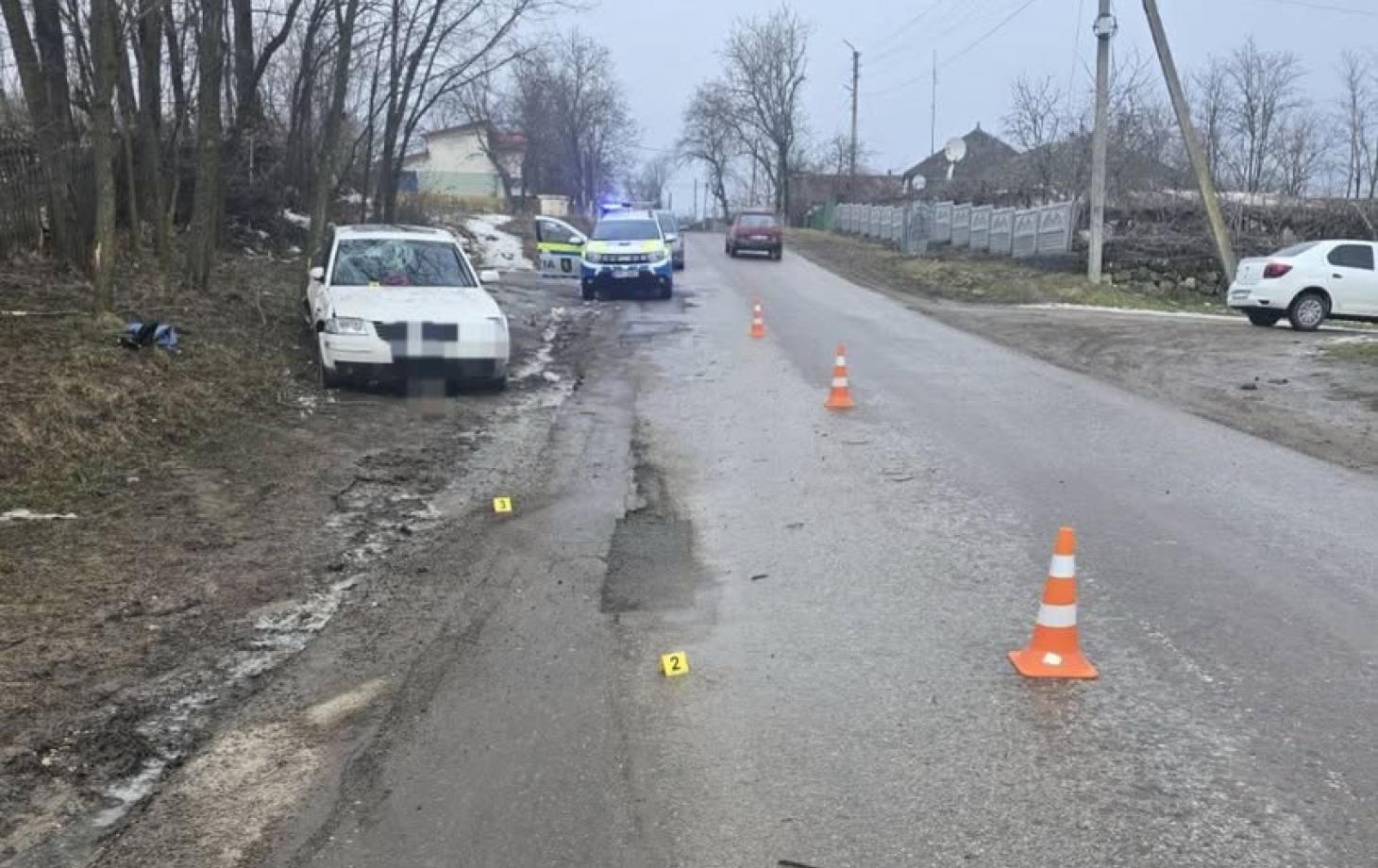 В Окницком районе на трассе R-11 автомобиль сбил 58-летнюю женщину