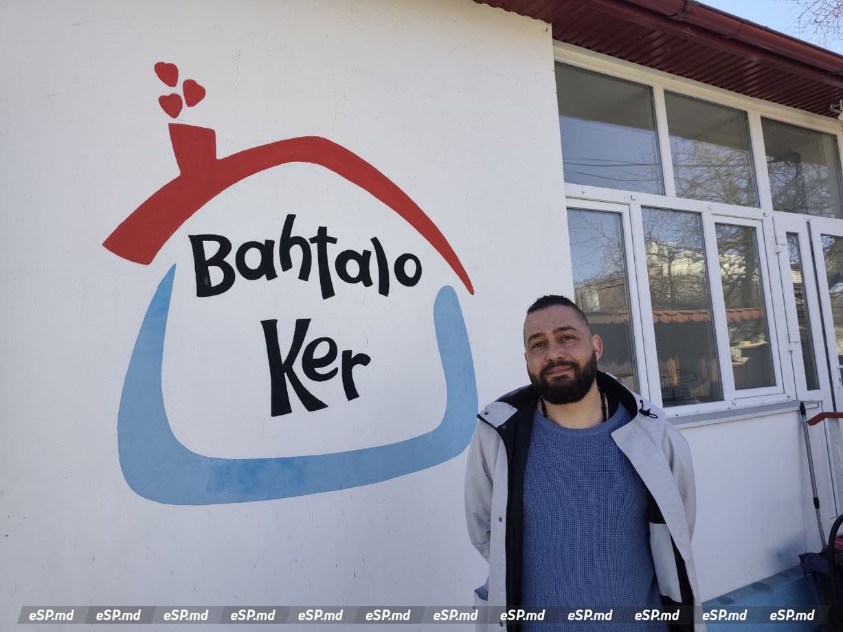 Алексей Преда, ромский медиатор, у общественного центра Bahtalo Ker в Атаках.