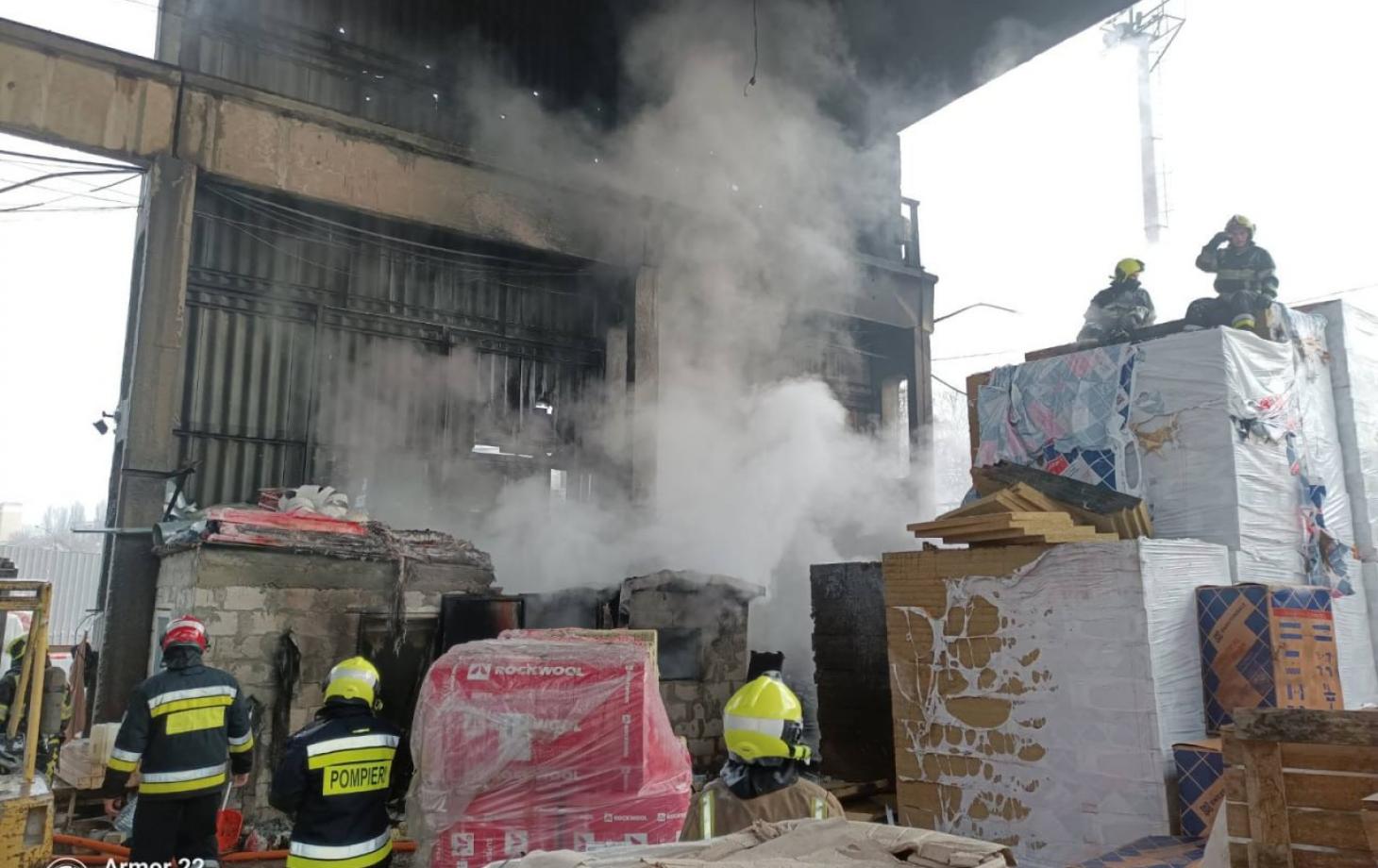 В Кишинёве вспыхнул пожар на складе стройматериалов: пострадал мужчина