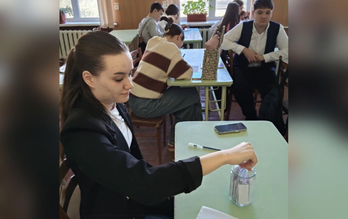 Выпускники лицея им. Горького в Бельцах заложили капсулу времени