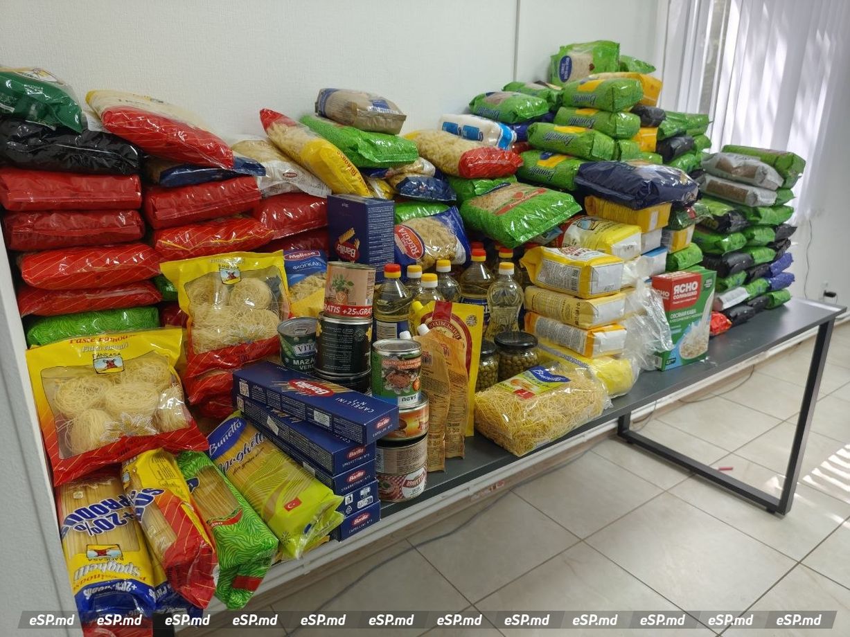 Волонтеры Единец собирают продукты для нуждающихся