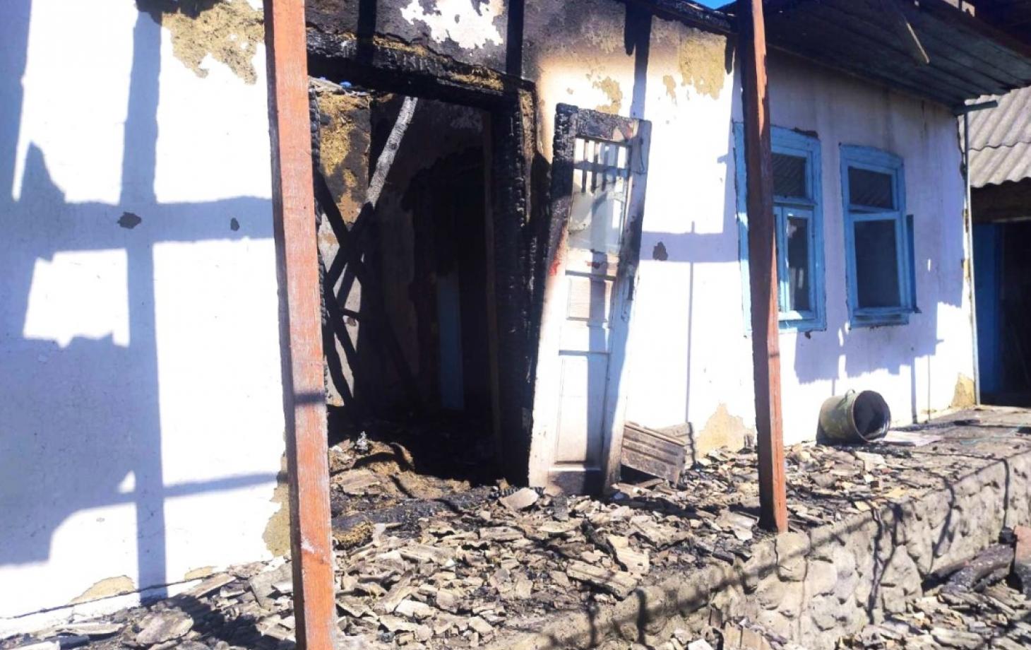В Яловенском районе сгорел дом, пострадал мужчина: причиной могла стать сигарета
