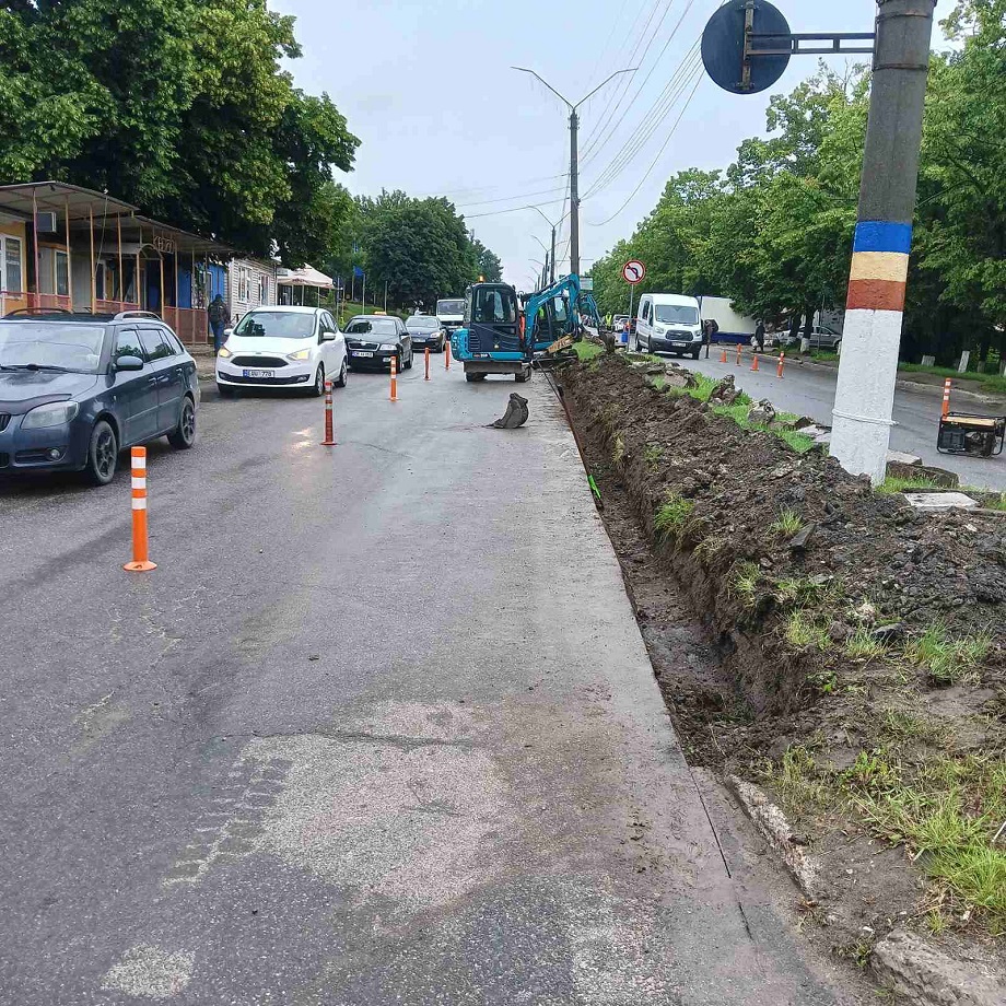 Новый светофор, островки безопасности и тротуар: в Дрокии стартовал дорожный проект