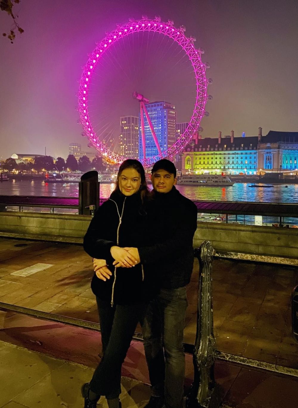 Мария с мужем ночью на фоне Лондона
