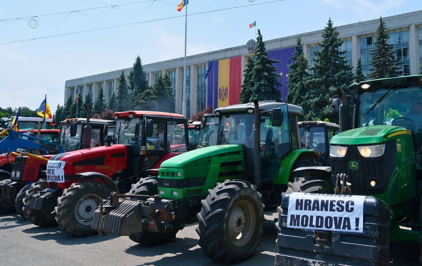 Аграрии протестуют: 150 тракторов стоят перед правительством