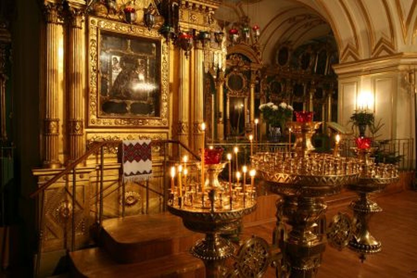 Где ставить свечи за здравие в церкви. Церковь внутри свечи. Алтарь в православном храме. Свечи в церкви. Подсвечник в храме.
