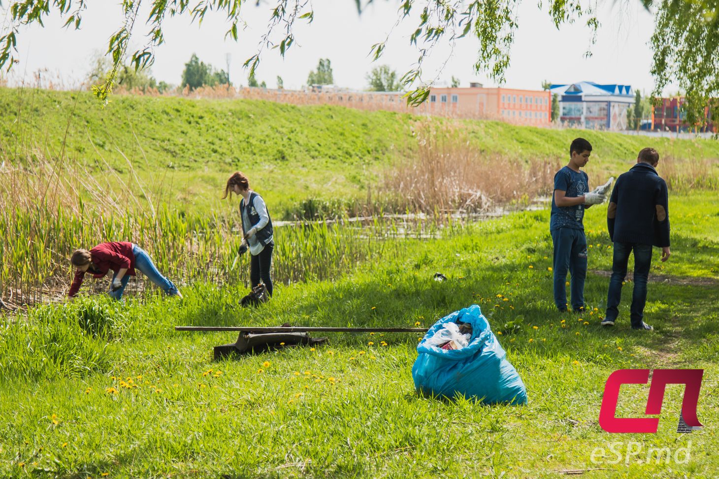 Волонтёры очистили берег Реута