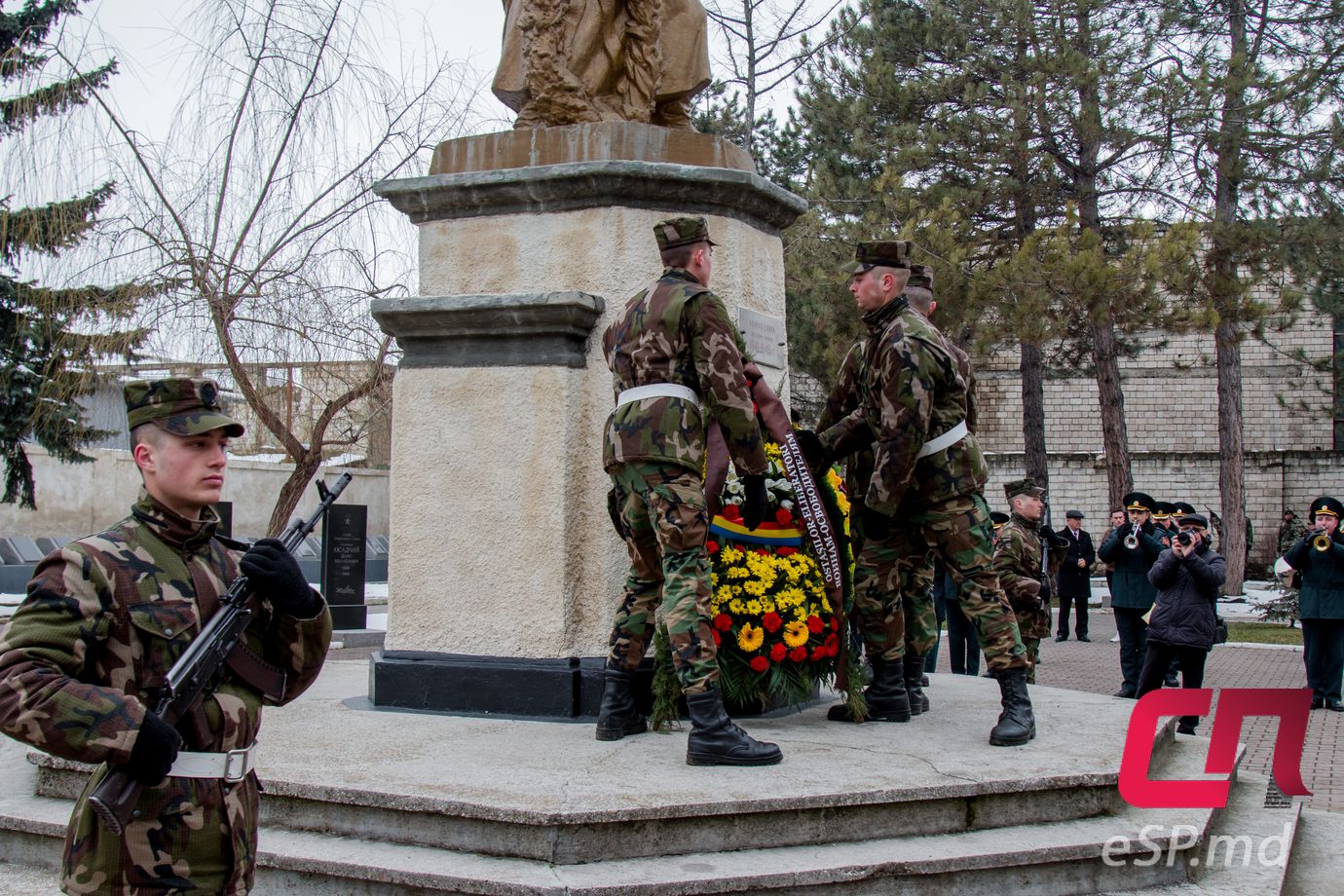 Возложение цветов к памятнику воинам-освободителей. День освобождения Бельц