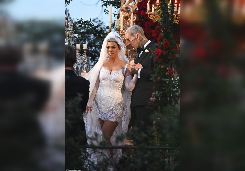 Модель Кортни Кардашьян сыграла третью свадьбу: теперь в готическом стиле фото 2