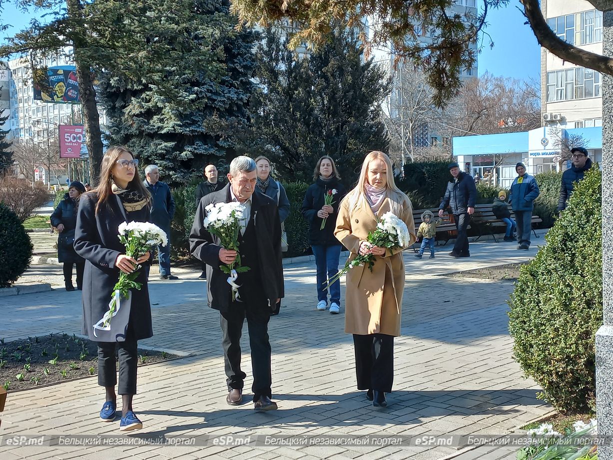 В Бельцах почтили память Михая Волонтира в день его рождения | СП - Новости  Бельцы Молдова