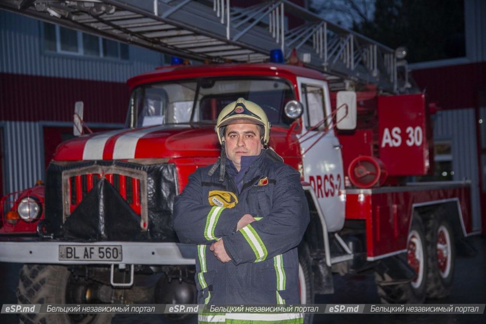 Фото пожарного в огне