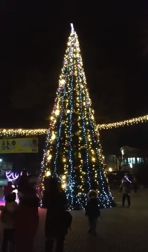 новогодняя елка Леова
