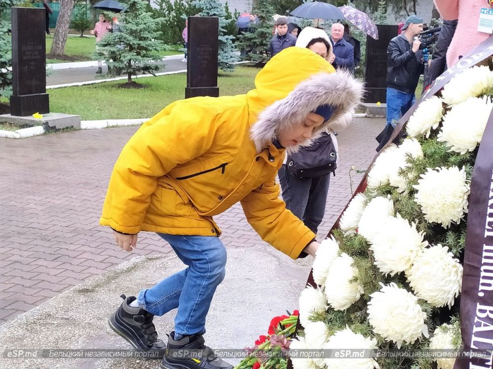 ребёнок возлагает цветы