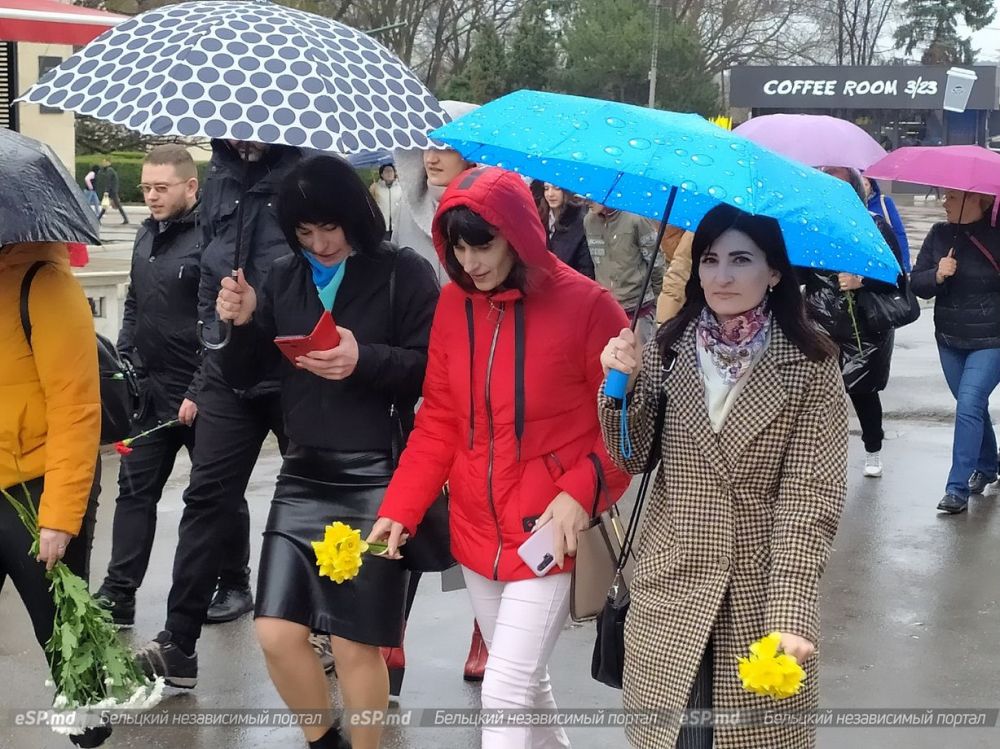 из-за дождя люди шли с зонтами