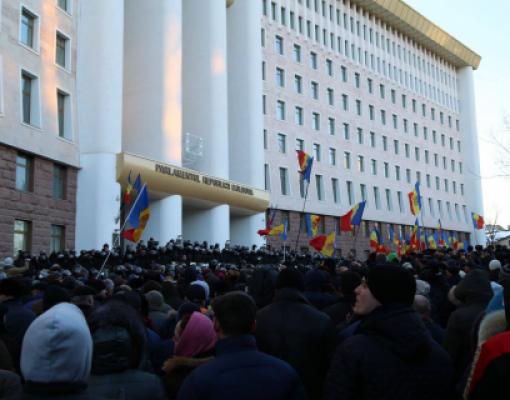 Протесты перед парламентом в Кишинёве