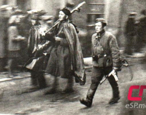 Старший лейтенант Николай Барышников (справа) рядом с рядовым Иваном Новиковым после освобождения Праги. Фото из архива Вячеслава Зелинского