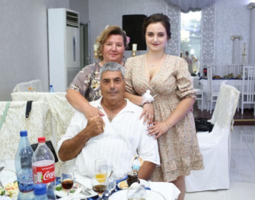 греческая семья на семейном празднике 