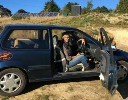 В 60 лет женщина без технического образования собрала электромобиль