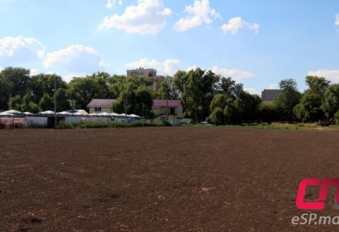 Футбольное поле у городского озера в Бельцах