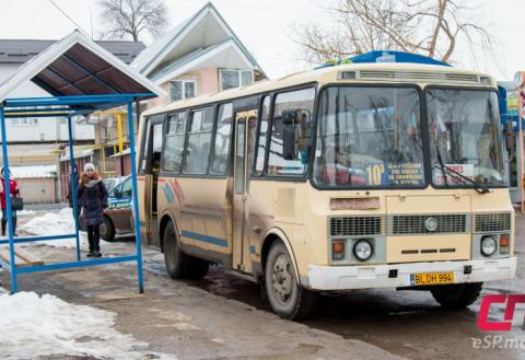 Автобус №10 на остановке в Бельцах