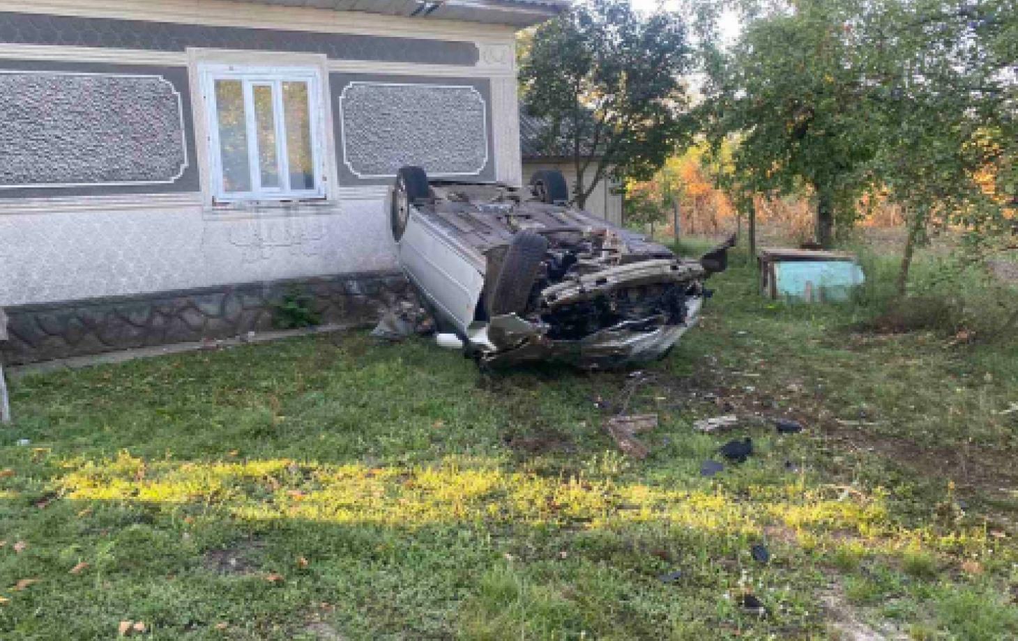 Un BMW s-a izbit într-o casă în Raionul Edineț: Șoferul a decedat