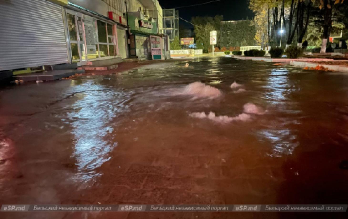 Прорвало водопровод в центре Бельц: площадь залила вода