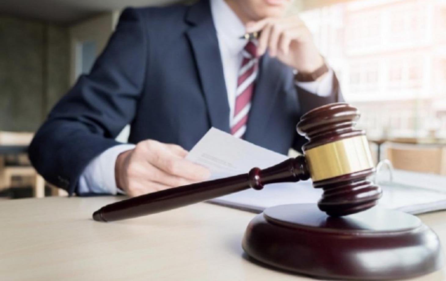 Двух адвокатов и следователя оправдали в деле о взятках: прокуратура подала апелляцию