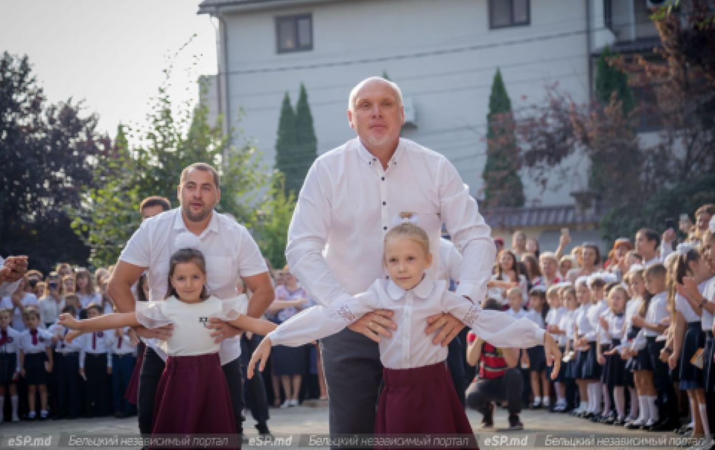 Танец пап с дочками-первоклашками под Егора Крида. 20+ фото с первого  звонка в Бельцах | СП - Новости Бельцы Молдова