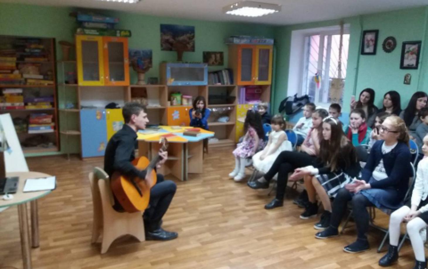 Волонтёр подросткового центра Маяк Сергей Тетелюк пел под гитару песни Высоцкого