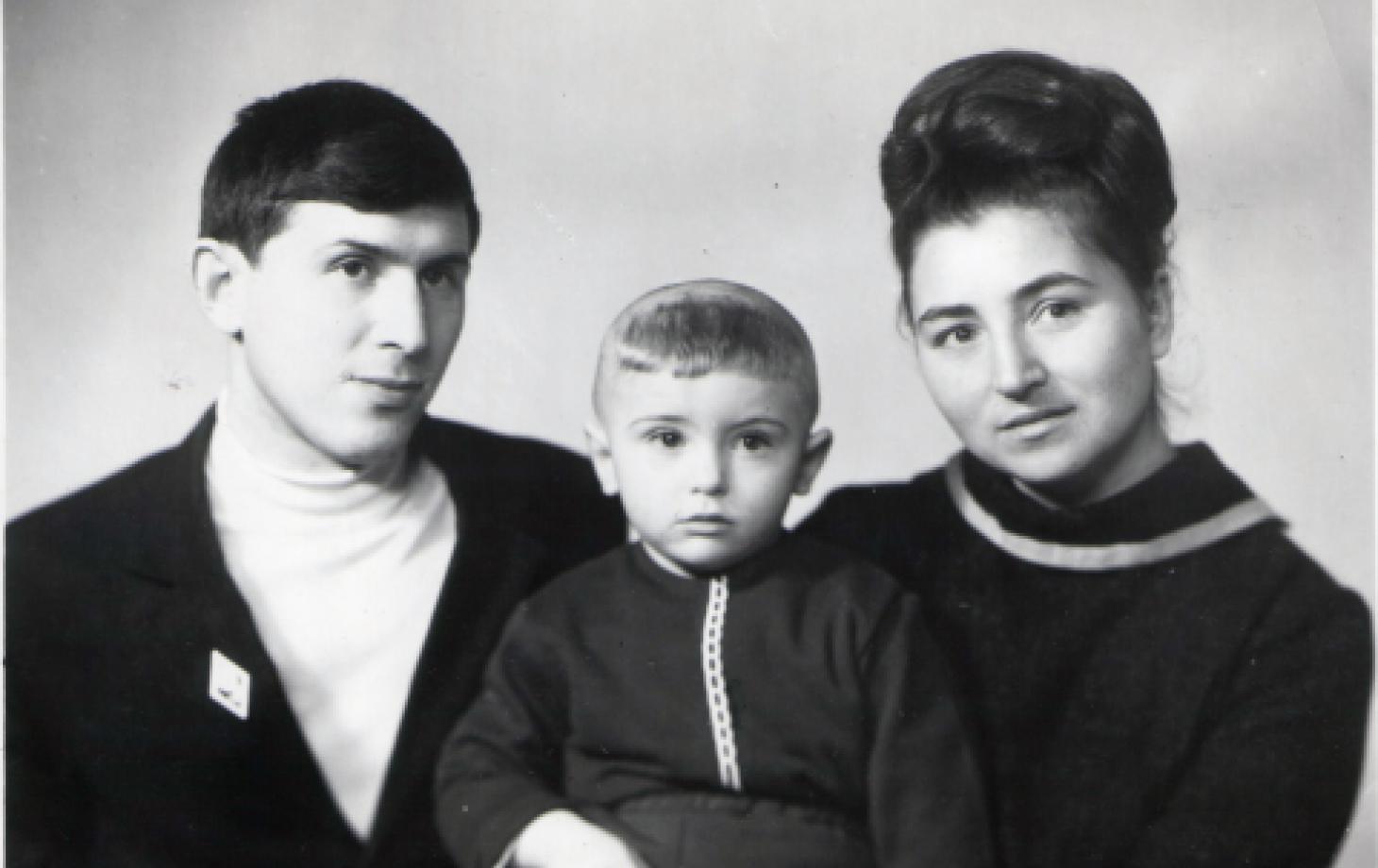 Татьяна Кондратьевна и Анатолий Леонидович Штейман с сыном Андреем. 1971 год. Бельцы