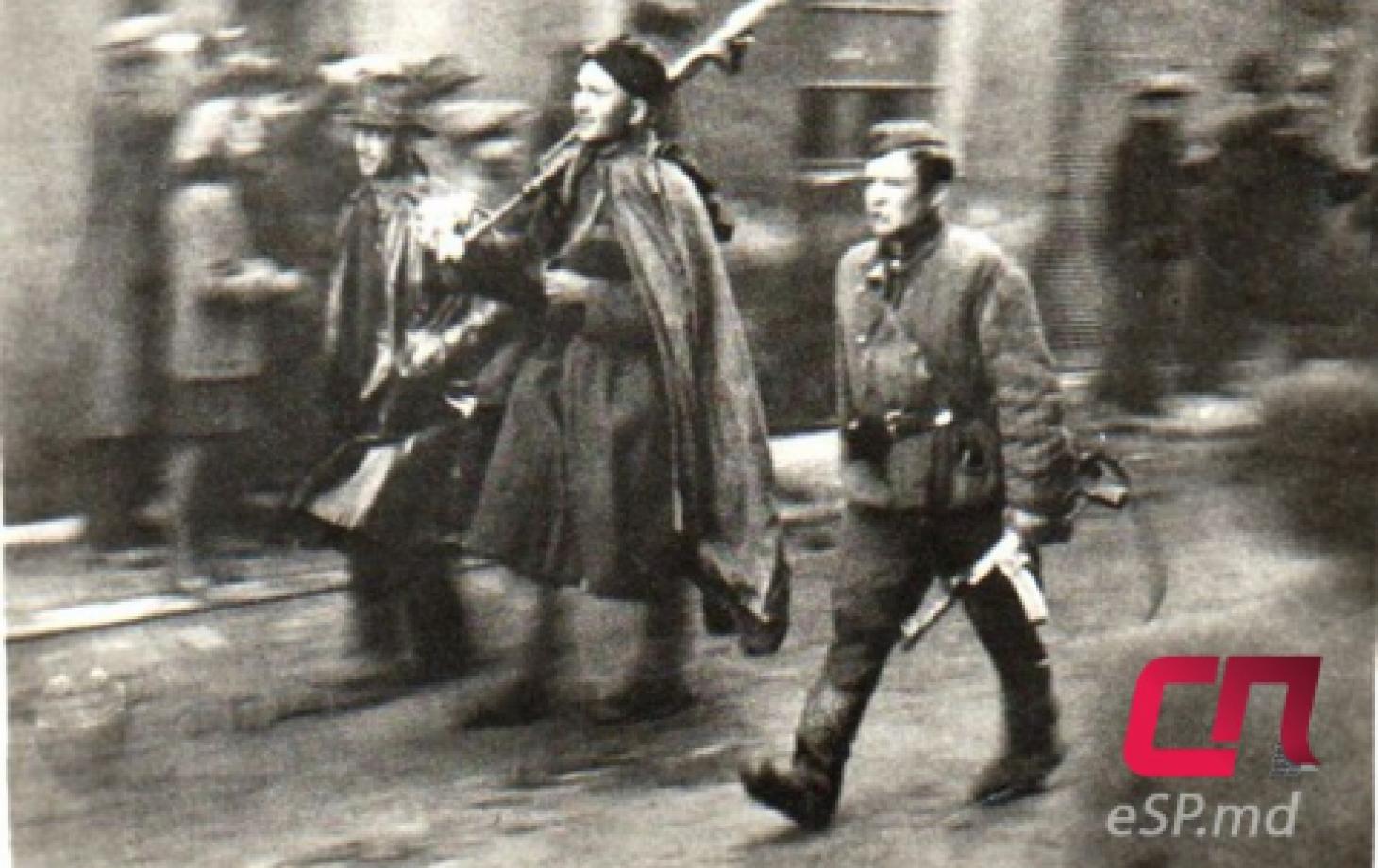 Старший лейтенант Николай Барышников (справа) рядом с рядовым Иваном Новиковым после освобождения Праги. Фото из архива Вячеслава Зелинского