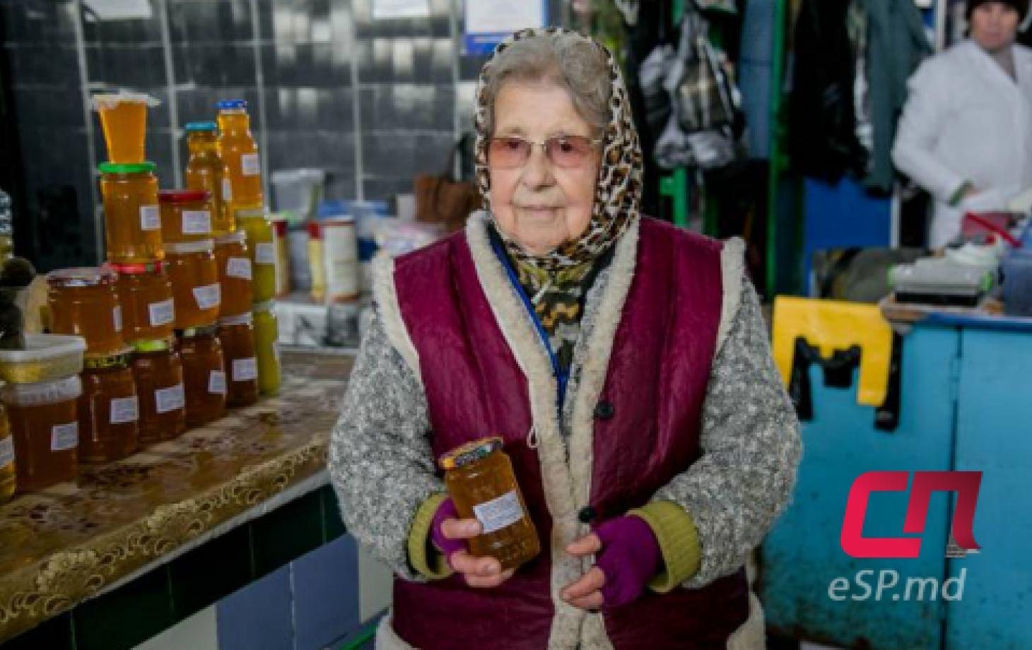 92-летняя бельчанка каждый день торгует мёдом на рынке | СП - Новости  Бельцы Молдова