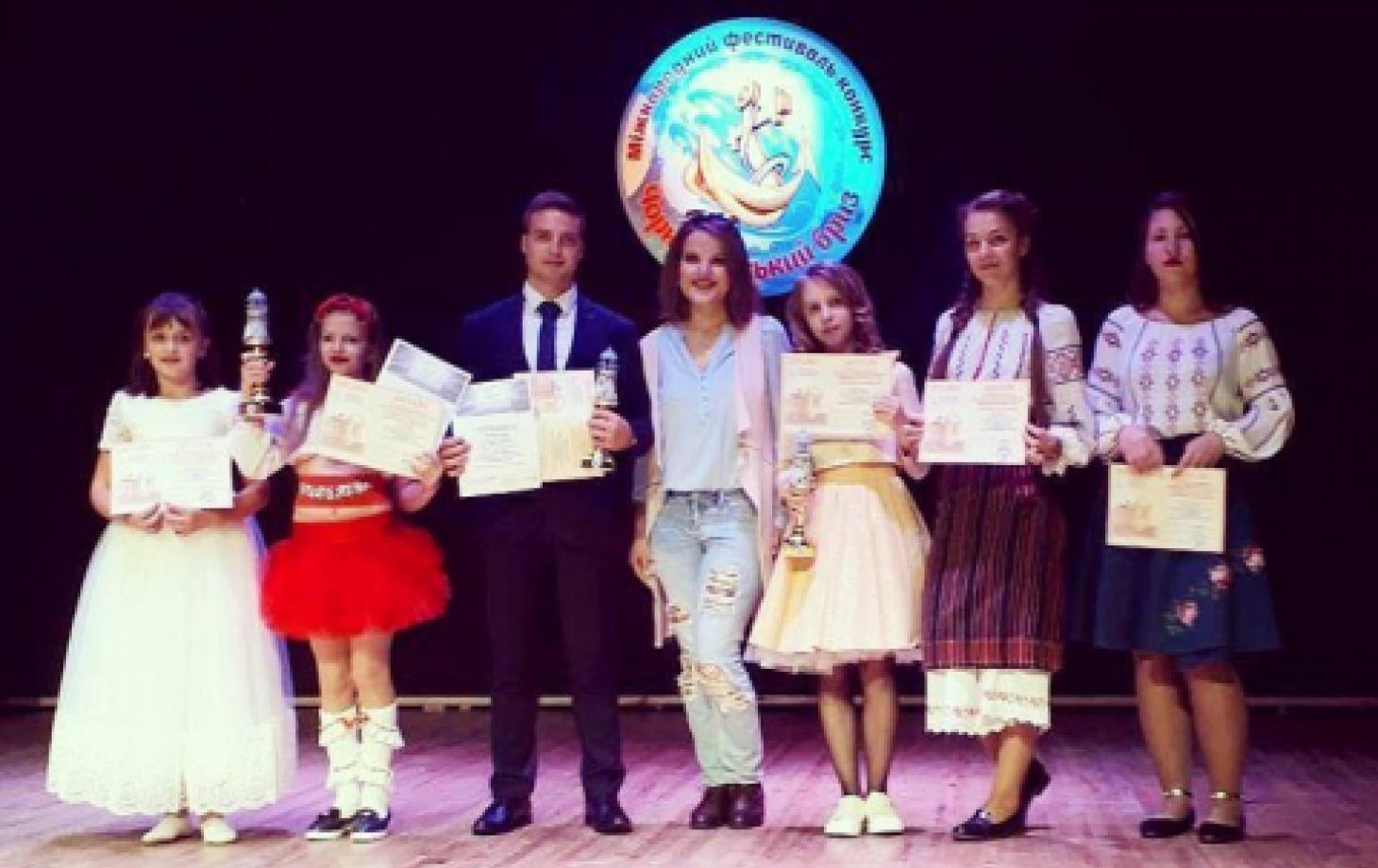 Призёры конкурса «Черноморский бриз» вместе со своим наставником Олесей Дрегля (в центре)