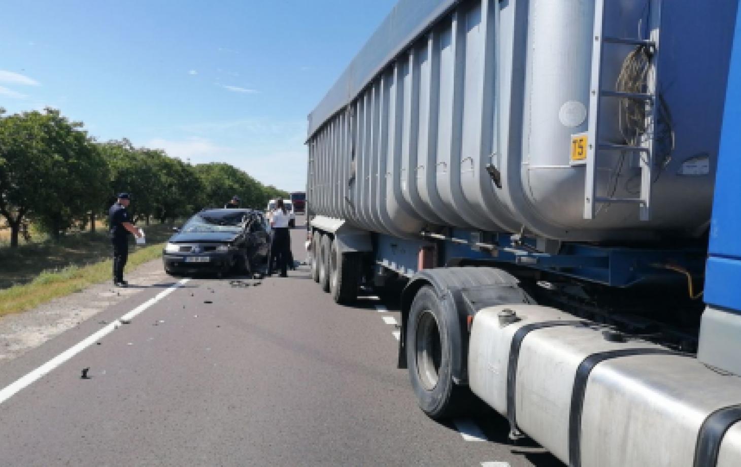 Poate Staţiona Noaptea Pe Un Drum Public Remorca Unui Autoturism? Un autoturism s-a ciocnit cu remorca unui camion în raionul Florești