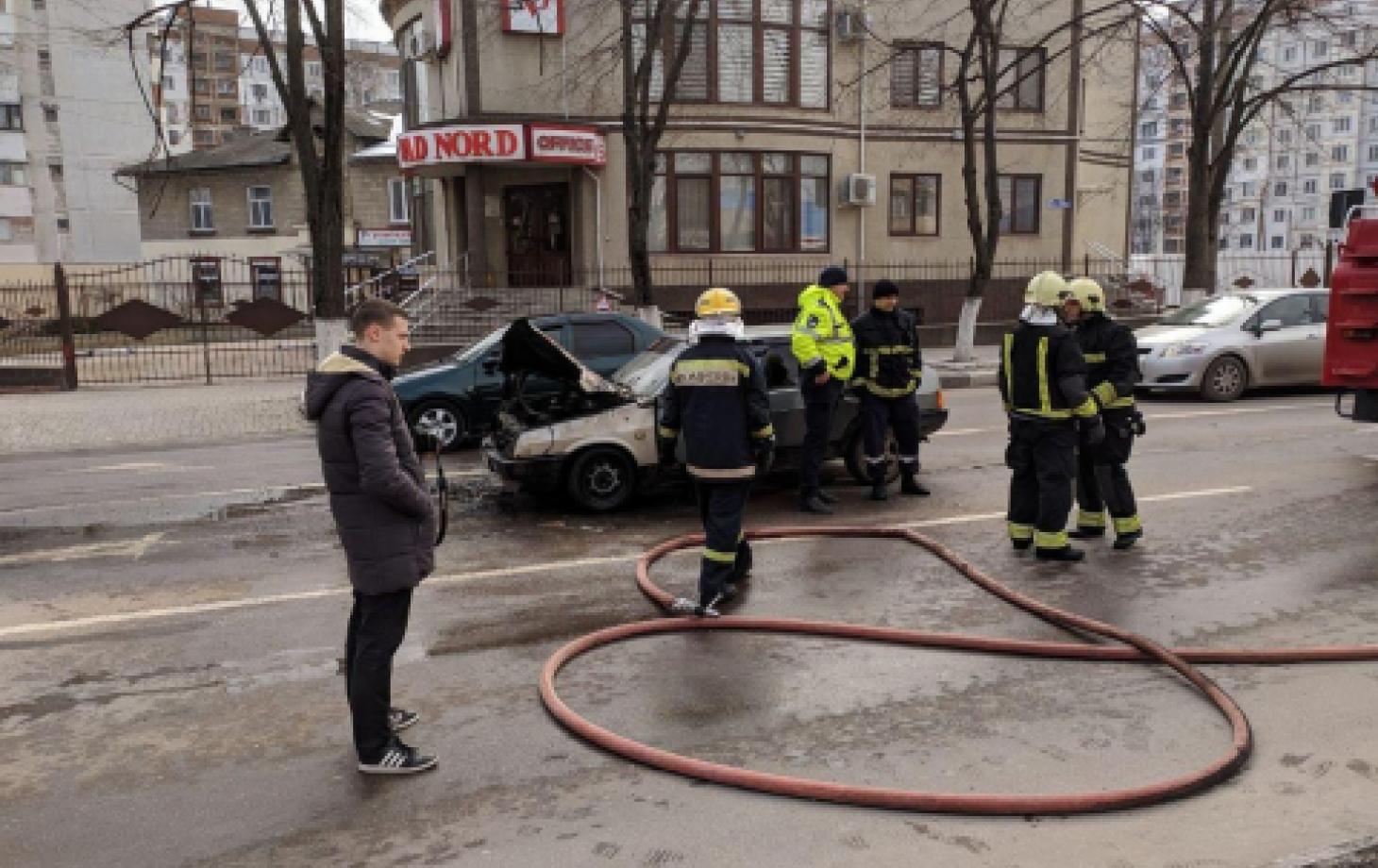 На перекрёстке в центре Бельц загорелась машина | СП - Новости Бельцы  Молдова