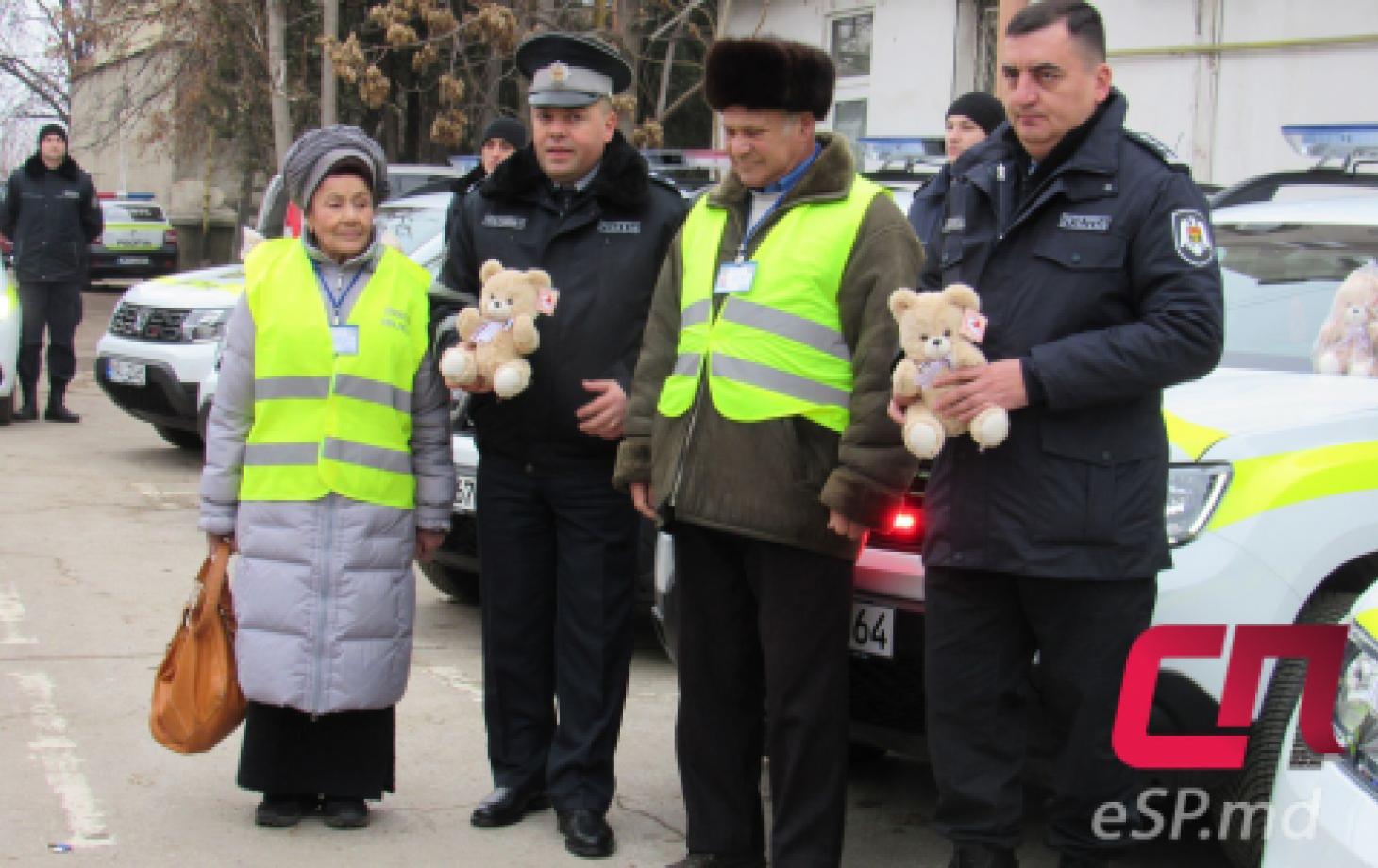 Бельцкие полицейские вручают плюшевые игрушки детям, оказавшимся в ситуации  риска | СП - Новости Бельцы Молдова