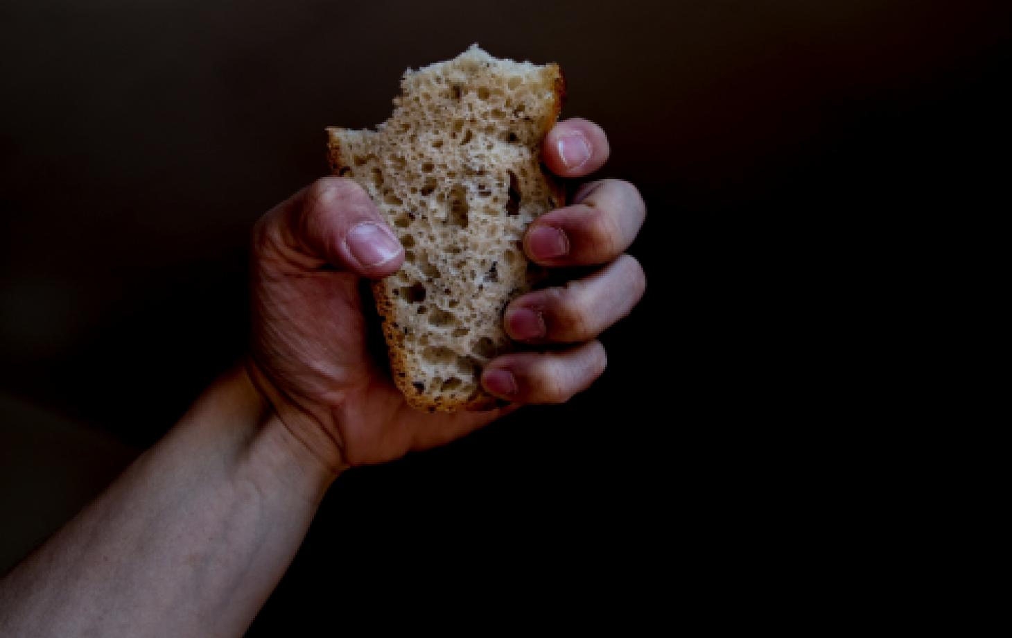 хлеб в руке, голод, прожиточный минимум
