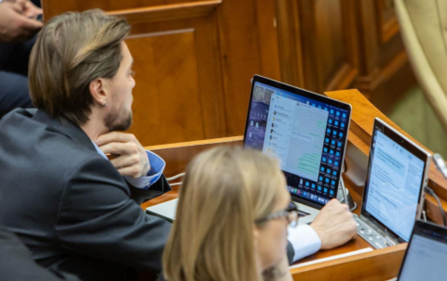 Чат депутатов PAS во время заседания парламента: обсуждали вино, цитаты и шутки