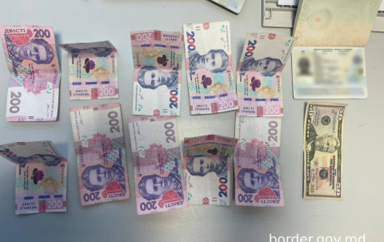 O polițistă de frontieră a sesizat o tentativă de mituire